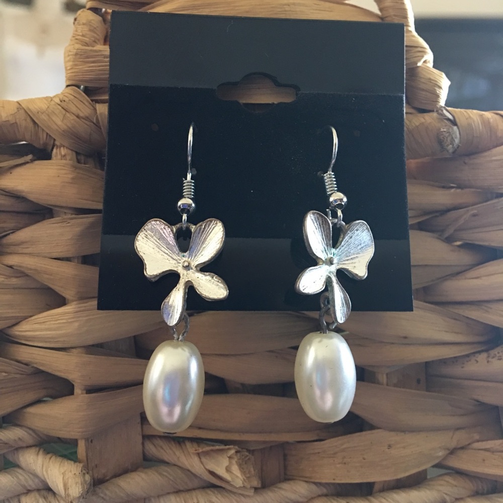 Vintage silver tone floral dangle pearl earrings